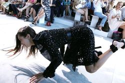 13 cú 'vồ ếch' nhớ đời trên sàn catwalk của dàn mẫu nổi tiếng