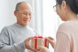 Bố chồng không quan trọng quà Tết nhưng vẫn khiến con dâu 'đau đầu' khi chọn quà