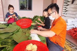Thợ làm bánh chưng mướt mồ hôi 'chạy đơn' ngày cuối năm