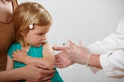 Anh: Tiêm vaccine ngừa COVID-19 cho trẻ em có nguy cơ cao từ 5-11 tuổi