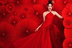 Tung ảnh đón Tết đỏ rực, Hoa hậu Đỗ Thị Hà gửi lời chúc bằng cả tiếng Việt và tiếng Anh
