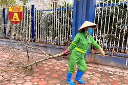 Công nhân môi trường còng lưng thu dọn 'rác bạc triệu' chiều 29 Tết