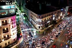 Đông đảo người dân TP.HCM du xuân trên đường hoa Nguyễn Huệ, sớm trở về nhà đón giao thừa