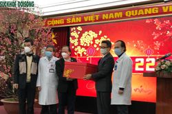 Phó Thủ tướng Vũ Đức Đam thăm, chúc Tết y bác sĩ, lực lượng chống dịch ngày cuối năm
