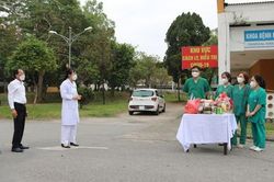 Gác lại gia đình, nhân viên y tế quên mình phục vụ người dân dịp Tết