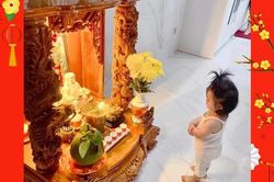 Hình ảnh đáng yêu đêm Giao thừa: Con gái Đông Nhi chững chạc đứng khấn trước bàn thờ