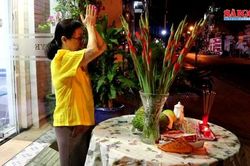 Người dân TPHCM cúng giao thừa và đi chùa thắp hương đầu năm mới