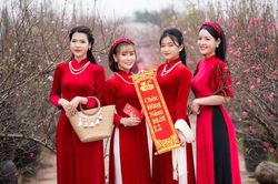 Thiếu nữ rộn ràng tạo dáng bên sắc đào đón Xuân