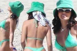 Vanessa Hudgens cực nóng bỏng với bikini ở biển