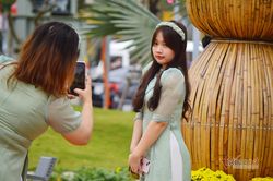 Thời tiết đẹp, người dân Đà Nẵng lễ chùa, du xuân ngày đầu năm