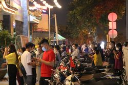 Sau Giao thừa, người dân TPHCM lên chùa lễ Phật, cầu bình an