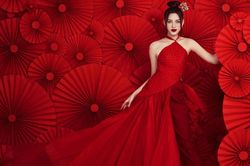 Hoa hậu Đỗ Thị Hà diện yếm đỏ quyến rũ trong bộ ảnh Tết