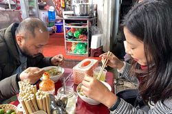 Mùng 2 đồng loạt mở hàng, bún phở 'giá Tết' tăng 25% không ai dám kêu