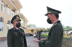 Những người lính 'hoãn cưới' để chống dịch