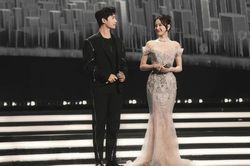 Dương Mịch - Nhiệt Ba đọ sắc cực gắt, Tiêu Chiến - Gia Luân khoe visual ngút ngàn tại lễ trao giải