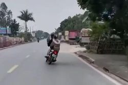 Clip: Thanh niên đầu trần chở theo bạn gái đánh võng, điên cuồng rung lắc xe như làm xiếc giữa đường