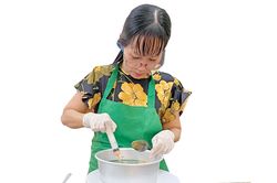 Cô giáo đam mê 'vẽ tranh' lên bánh