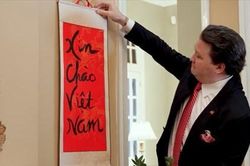Tân Đại sứ Mỹ khai bút thư pháp 'Xin chào Việt Nam'