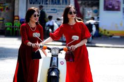Chóng mặt vì bị hối cưới, hỏi lương, giục đẻ