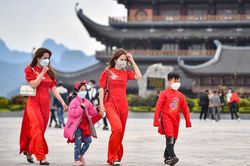 Người dân đổ về lễ chùa Tam Chúc ngày mùng 3 Tết