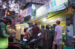 Người dân TPHCM xếp hàng đi mua gà cúng lúc tờ mờ sáng mùng 3 Tết