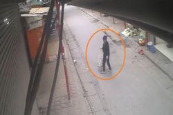 Ngày mùng 2 Tết hàng xóm mang thứ này sang đặt trước cửa, chủ nhà soi camera mà ngán ngẩm