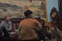 Cậu bé hát karaoke với giai điệu 'lạ', cả nhà gắng gượng lắng nghe nhưng vẫn không nhịn được cười