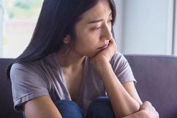 Vừa đưa phong bì chúc mừng chị chồng mới sinh con, tôi liền bị cả nhà chồng ghét bỏ, nguyên nhân khiến tôi ấm ức cả tuần nay