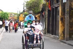 Hàng chục nghìn lượt khách tham quan phố cổ Hội An những ngày đầu năm
