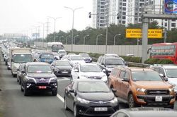 Lối ra cao tốc Pháp Vân - Cầu Giẽ ùn tắc nhiều cây số