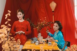 Chị em song sinh Gemini khoe sắc rạng rỡ trong bộ ảnh xuân