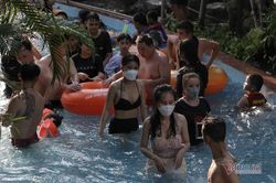 Vạn người đổ về công viên nước Đầm Sen 'giải nhiệt' chiều mùng 4 Tết