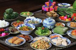 Vì sao mâm cỗ Tết luôn phải có bánh chưng, thịt mỡ, dưa hành?