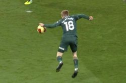 MU chịu bàn thua dù bóng chạm tay cầu thủ Middlesbrough