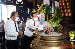 Dâng hương tại Đền tưởng niệm Khu lịch sử truyền thống cách mạng Sài Gòn - Chợ Lớn - Gia Định