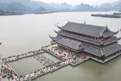 Nơi mở cửa, nơi tạm dừng đón khách đi lễ đầu năm