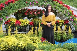 Đường hoa xuân thành Vinh tấp nập những ngày đầu năm mới