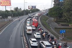 Xe cộ từ miền Tây lên TP Hồ Chí Minh nối đuôi nhau nhích trên quốc lộ