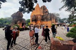 Di tích Tháp Bà Ponagar đón hơn 42.000 lượt khách dịp Tết