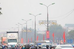 Người dân vượt mưa rét trở lại Thủ đô trong ngày cuối nghỉ Tết