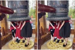 Xôn xao clip 3 cô gái chui vào trong chuông lớn để sư thầy gõ 'giác ngộ' dịp đầu năm