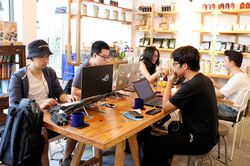 Giới trẻ TP.HCM chạy deadline ở quán cà phê trong ngày đầu đi làm