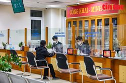 Công sở Hà Nội chấp hành nghiêm quy định chống dịch trong ngày đầu tiên làm việc