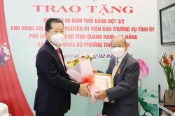 Bí thư Thành ủy Nguyễn Văn Quảng trao huy hiệu 80 năm tuổi Đảng cho đồng chí Lê Đào