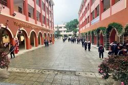 Học sinh vui tươi trở lại trường học