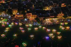 Hàng nghìn người tham quan Hội An ngày đầu sau Tết