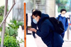 Phụ huynh nhịn cơm trưa, 'quay cuồng' đưa đón con đi học