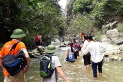 Kỳ bí hang cá thần Văn Nho giữa đại ngàn
