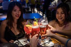 Hàng quán ở TP.HCM kín khách, quá tải mùa tiệc tân niên