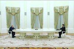 Dụng ý từ chiếc bàn quá khổ của ông Putin